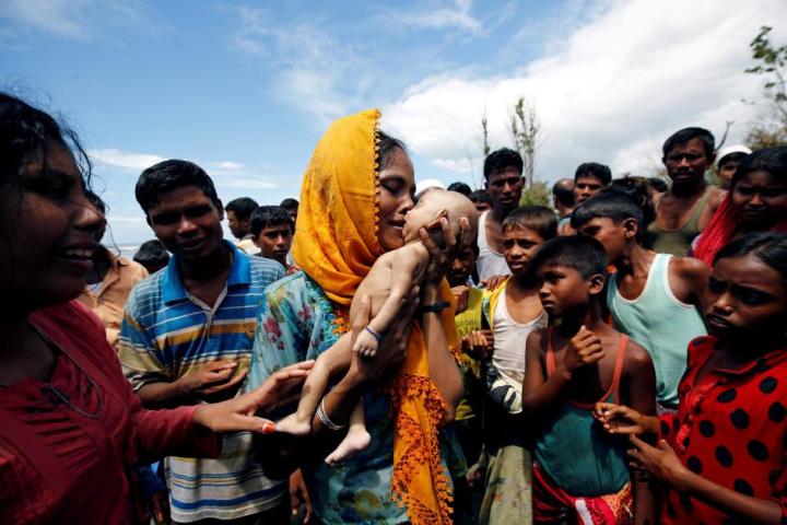 A Picture and its Story: Rohingya grieve after baby dies in border crossing